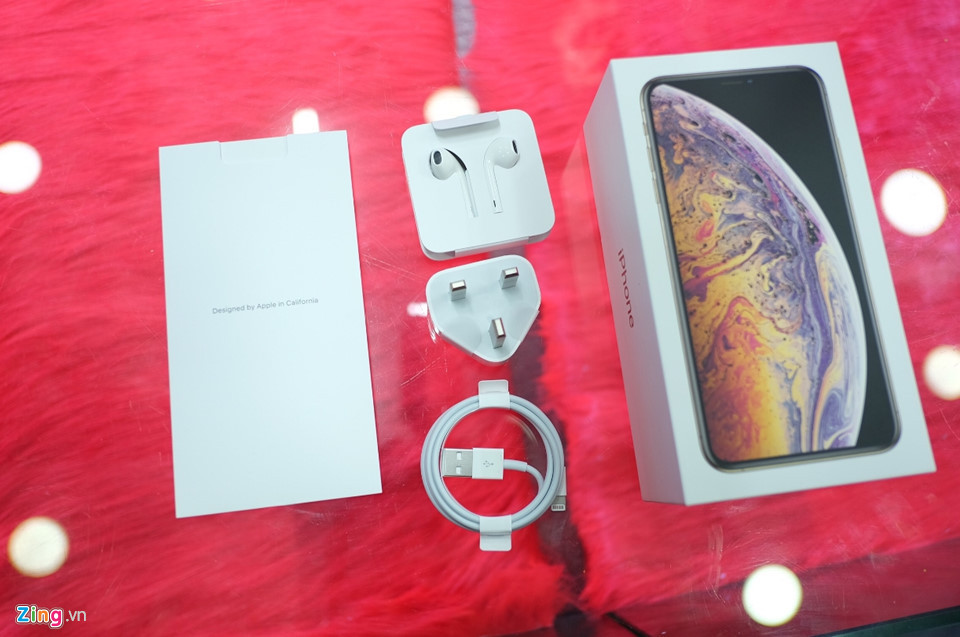 Các phụ kiện đi kèm bao gồm sách hướng dẫn sử dụng, miếng dán sticker của Apple, cáp Lightning và củ sạc 5W. Giắc chuyển đổi 3,5 mm sang lightning đã không còn.