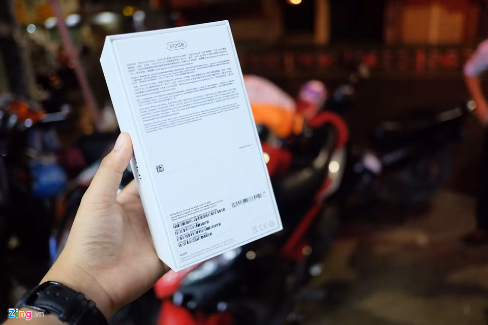 Theo anh Minh Tuấn, chỉ có hai chiếc iPhone XS Max về đợt đầu tiên, đều là phiên bản có bộ nhớ 512 GB.