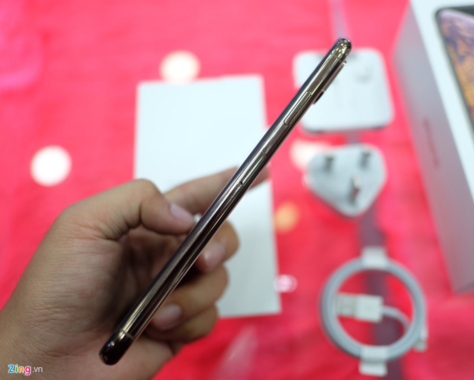 Cảm nhận đầu tiên khi cầm iPhone XS/XS Max khá giống với iPhone X. Vẫn là thiết kế nguyên khối với 2 mặt kính trước, sau. Phần khung được làm bằng thép không gỉ giúp thiết bị trở nên cứng cáp và chịu va đập tốt hơn. Mặt kính bóng bẩy, dễ bám mồ hôi và vân tay.