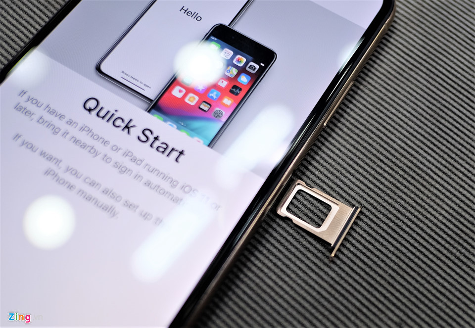 iPhone XS Max từ Singapore có 1 khe SIM thông thường và 1 eSIM (SIM điện tử, chưa hoạt động ở Việt Nam).