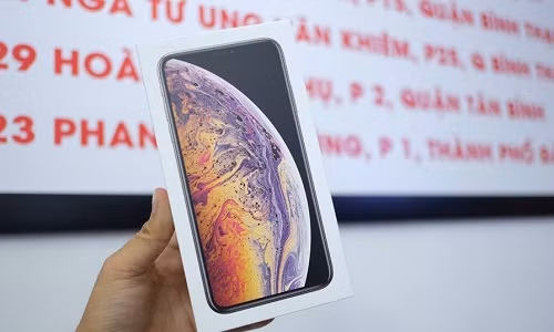 Chiếc iPhone XS Max đầu tiên về đến TP.HCM do cửa hàng Minh Tuấn Mobile mua từ một nguồn ở Singapore.