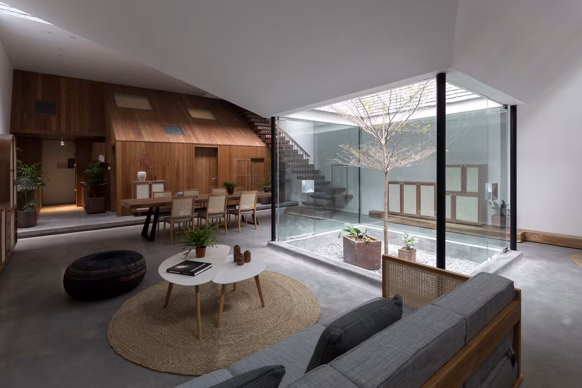 Tuy nhiên, ngay khi đi bước qua cửa chính, ai cũng ngạc nhiên ngạc nhiên trước cách tạo hình, biến tấu một cách mới mẻ của ngôi nhà.