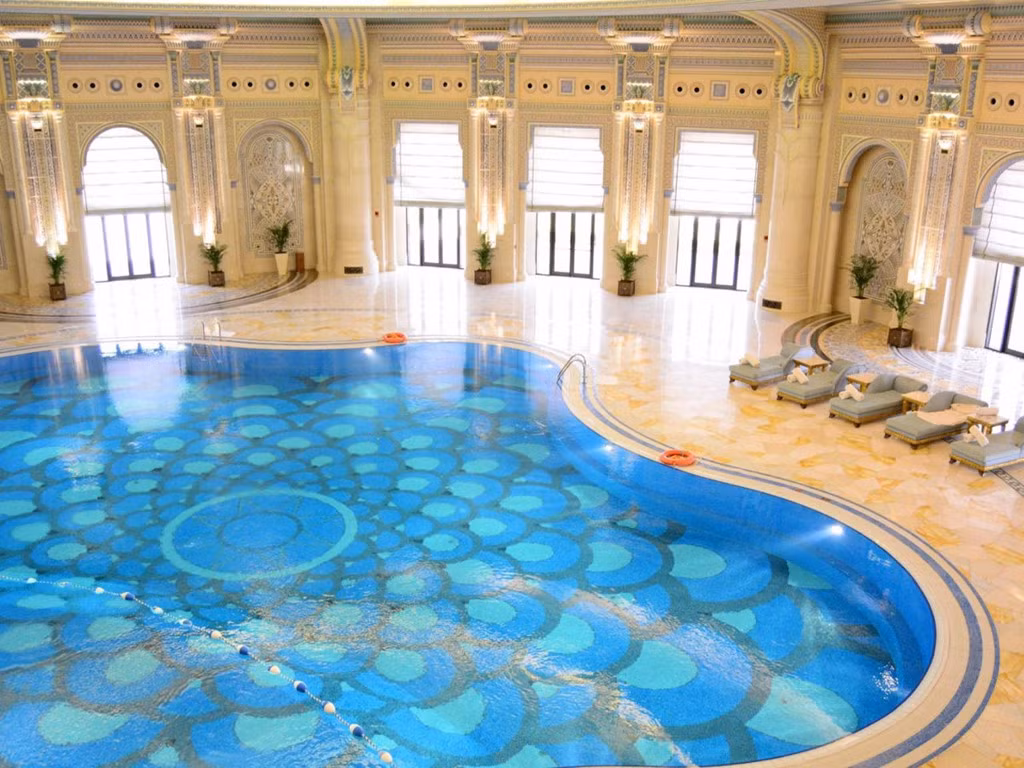 Theo Guardian, khách sạn xa xỉ này được dùng để giam giữ những nhân vật có máu mặt bởi việc đưa họ vào tù bị coi là "mất phẩm giá".