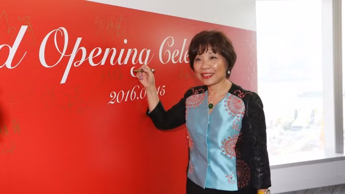 Theo tờ South China Morning Post, nữ tỷ phú Hong Kong Pollyanna Chu Lee vẫn muốn mua 17% cổ phần trong thương vụ mua lại tòa tháp The Center 73 tầng tại Hong Kong trị giá 5,15 tỷ USD. Ảnh: SCMP.