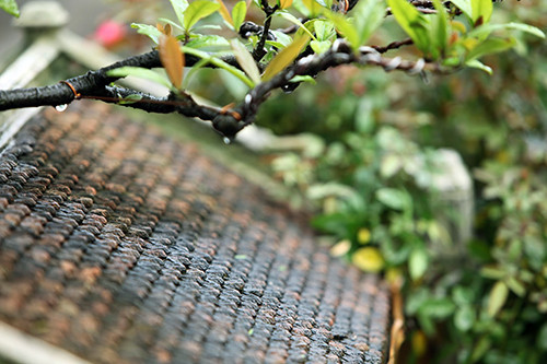 Để tạo ra độ rêu phủ trên mái ngói, nghệ nhân phải chờ đến 3 năm. Ảnh: Vietnamnet.