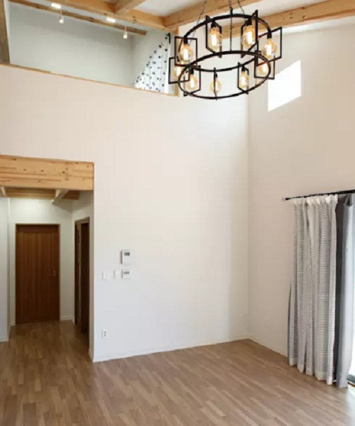 Không gian trên tầng 2 thoáng đãng. Việc sử dụng mái nghiêng giúp không gian phòng rộng hơn.