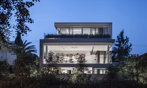 Tòa biệt thự trắng muốt ở Israel khiến ai đi qua cũng phải xuýt xoa nhờ thiết kế hiện đại giữa vườn cây xanh mướt.