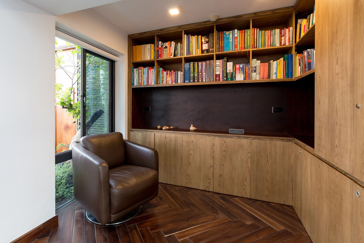 Kệ tủ âm tường được bố trí khéo léo.