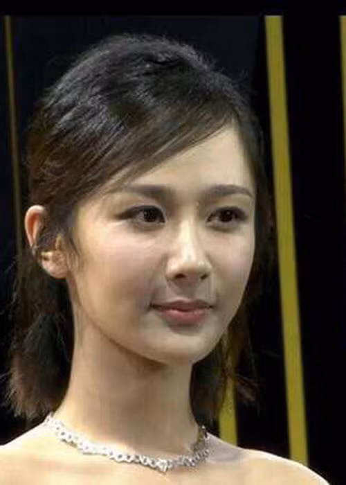 Dương Tử xuất hiện nhợt nhạt và xuống sắc do lịch trình công việc dày đặc.