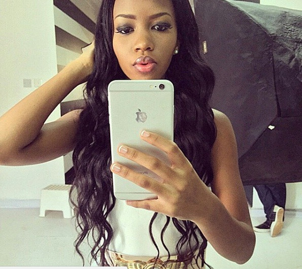 Cô gái khéo khoe smartphone siêu sang đến từ thương hiệu "Táo khuyết". Ảnh: Instagram.