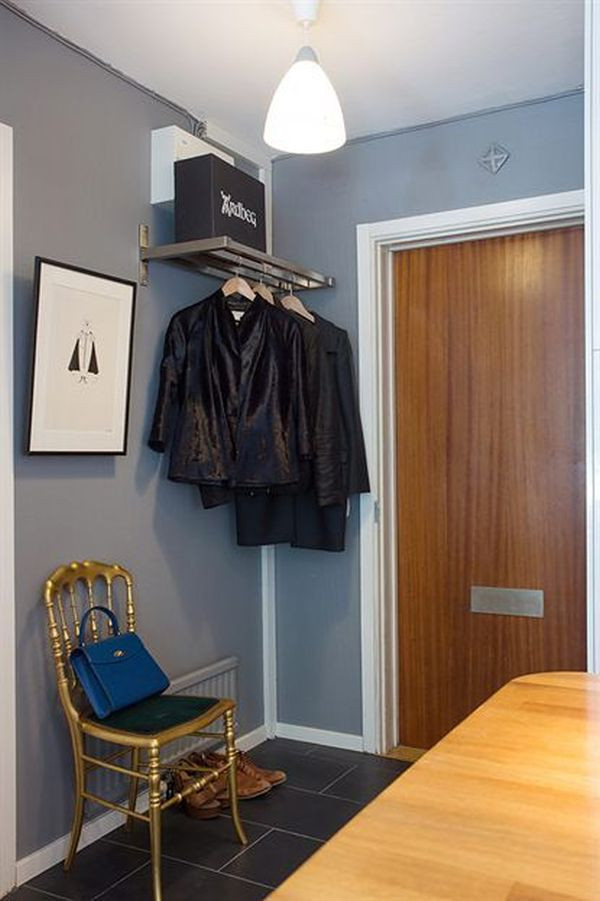 Giá treo quần áo tận dụng ở góc tường.