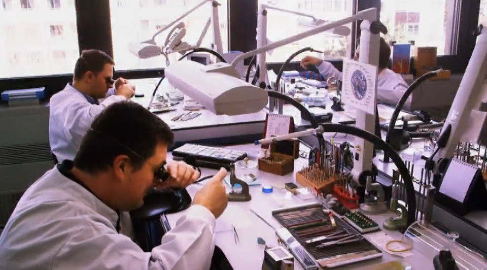 Quy trình chế tác đồng hồ diễn ra tại công xưởng của Patek Philippe. Tại đây, mỗi nghệ nhân làm việc trên mỗi chiếc đồng hồ riêng biệt.