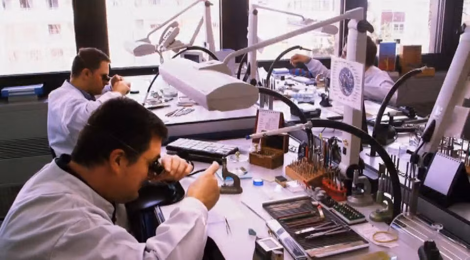 Quy trình chế tác đồng hồ diễn ra tại công xưởng của Patek Philippe. Tại đây, mỗi nghệ nhân làm việc trên mỗi chiếc đồng hồ riêng biệt.