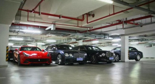 Không chỉ có vậy, Vương Tư Thông còn tuyên bố mua sêu xe nhiều hơn mua rau. Bộ sưu tập xe của chàng trai này không thể vắng mặt những thương hiệu đình đám như Rolls-Royce Phantom, Porsche 918 hay Lamborghini Aventador. Ảnh: DM.