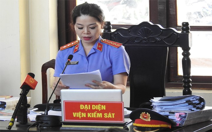 Phiên tòa chiều 29/5 bất ngờ nóng lên khi Viện Kiểm sát đề nghị HĐXX xem xét việc trả hồ sơ vụ án để làm rõ sự thật khách quan. Viện Kiểm sát lý giải: Hiện tại vẫn còn mâu thuẫn về 2 công văn của Bộ Y tế trả lời về việc có cần thiết xét nghiệm AAMI hay không? Nội dung các công văn này ảnh hưởng trực tiếp đến tội danh bị truy tố của các bị cáo, trách nhiệm của những người khác có liên quan. Bên cạnh đó, tại phiên tòa cũng xuất hiện chứng cứ mới là vi bằng cuộc đối thoại giữa ông Hoàng Công Tình (phó khoa hồi sức tích cực) và điều dưỡng viên Đinh Tiến Công. (Trong ảnh: Đại diện Viện Kiểm sát tại phiên tòa).