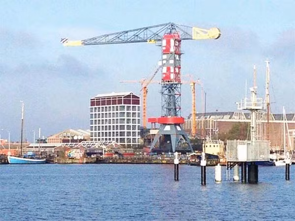Nhờ lắp đặt hệ thống van gió, cần cẩu quay nhẹ khi gió thổi qua. Ảnh: Amsterdam.