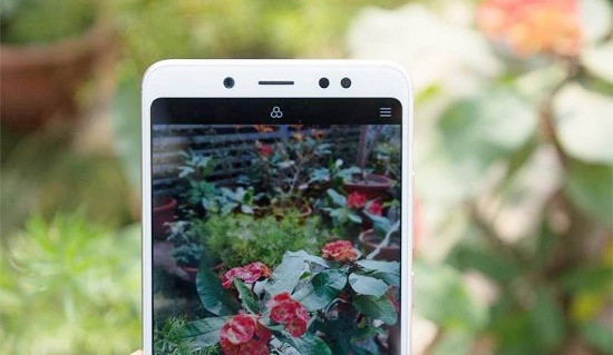 Camera mặt trước 20 megapixel, được hỗ trợ đèn flash LED và tất nhiên cũng kiêm luôn chức năng nhận diện khuôn mặt để mở khóa thiết bị Face Unlock. Cả camera trước và sau của máy đều hỗ trợ chụp xóa phông với công nghệ AI.