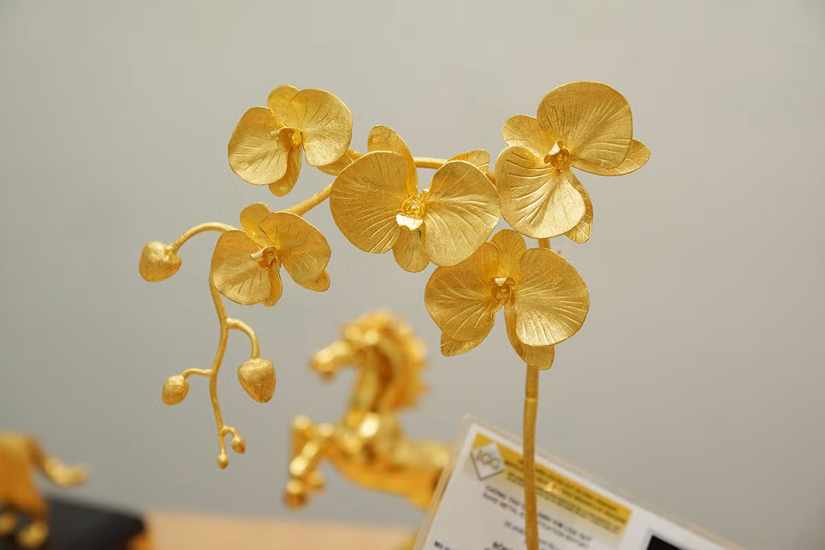 Để tạo ra chậu lan độc nhất vô nhị này, đội ngũ chế tác phải trải qua nhiều công đoạn khác nhau, từ thiết kế 3D, tạo mẫu sáp, tính toán tỷ lệ...