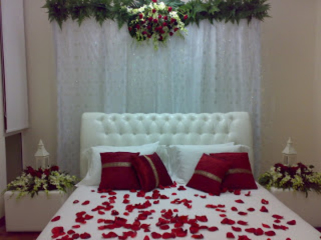 Trang trí phòng ngủ lãng mạn với hoa hồng đỏ. Ảnh: Homedit.