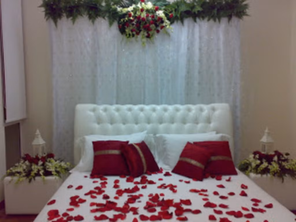 Trang trí phòng ngủ lãng mạn với hoa hồng đỏ. Ảnh: Homedit.