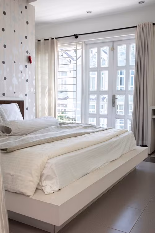 3 phòng ngủ trên tầng 2 được đặt dọc theo phía hành lang để nhận tối đa ánh sáng từ giếng trời.