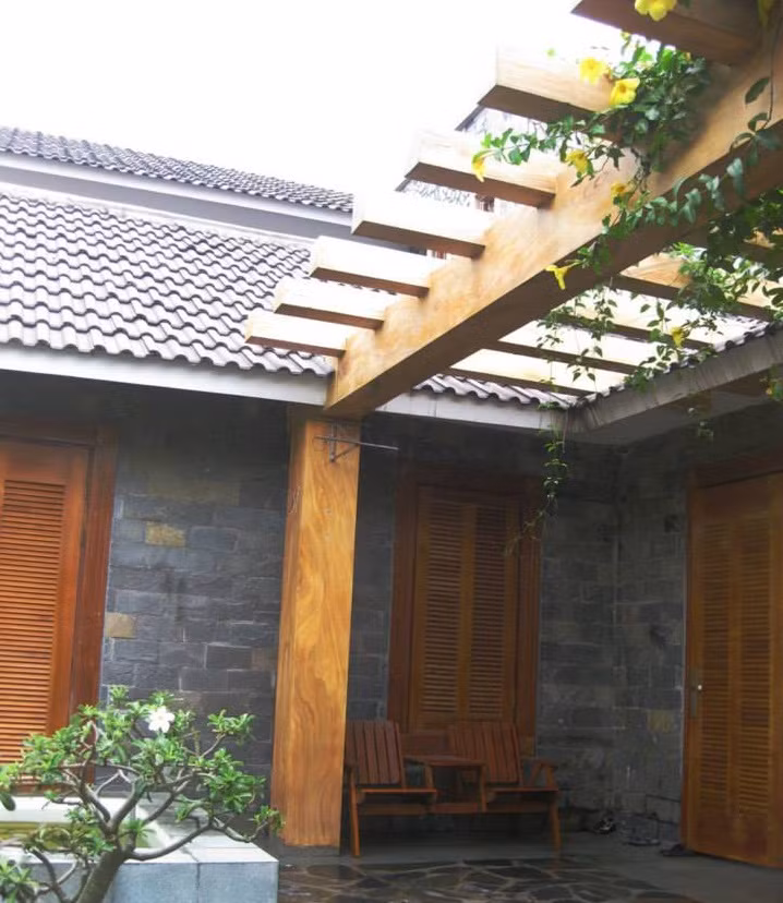 Xung quanh biệt thự 1 tầng đều có hiên và mái che là giàn hoa rất nên thơ.