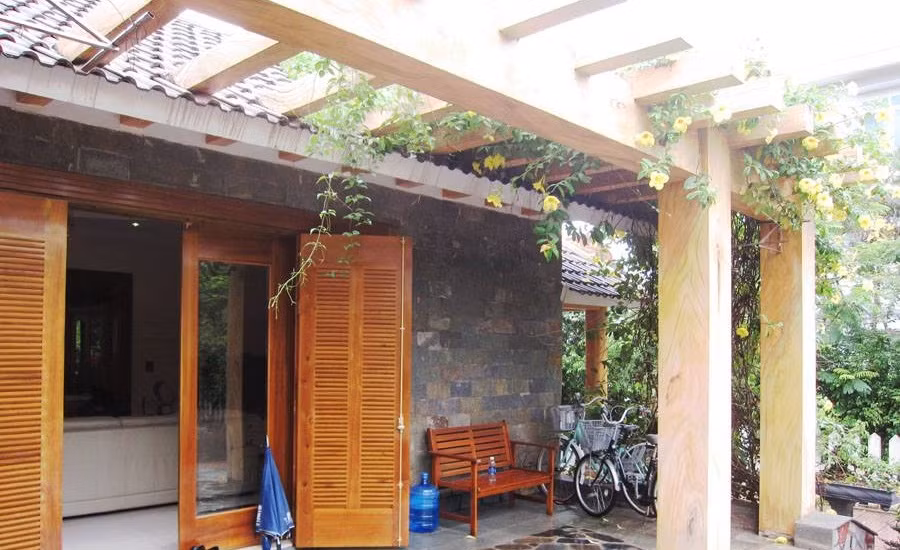 Đá ốp tường và lát sàn mộc mạc.