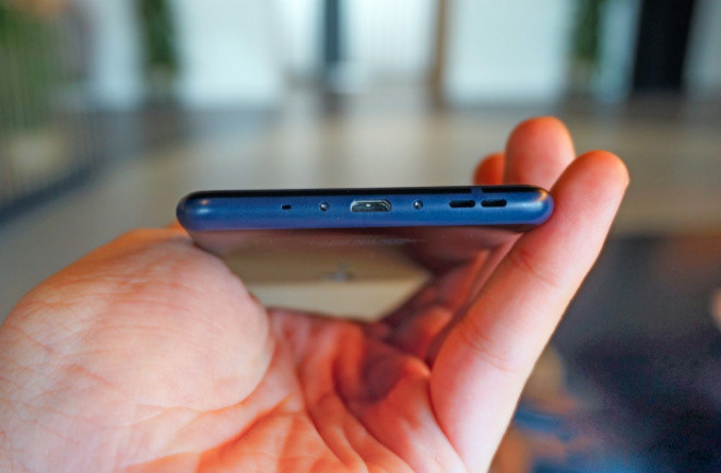 Phần đỉnh và đáy điện thoại có giắc cắm 3.5mm, đầu nối sạc microUSB 2.0, microphone chính và loa đơn.