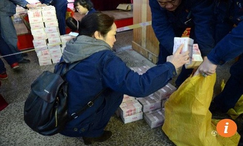 Một công nhân nhà máy thép Phương Đại đang đếm tiền thưởng cho vào bao tải. Ảnh: QQ.