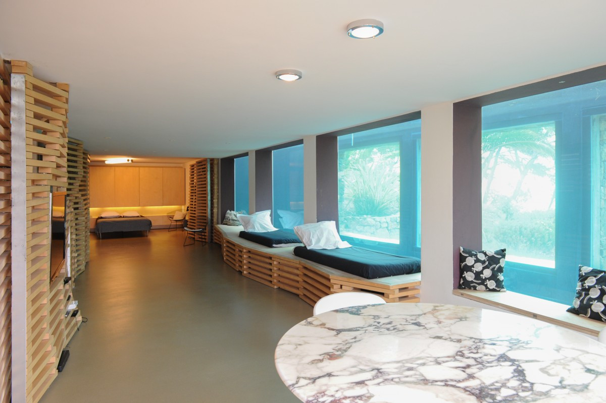 Nhờ đó, bể bơi trở thành cửa sổ đặc biệt, cho phép du khách nhìn xuyên ra quang cảnh bên ngoài từ trong nhà.