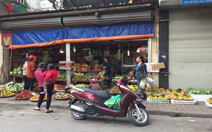 Các cửa hàng hoa quả tấp nập người mua. Giá tăng nhẹ so với ngày thường. Ví dụ: cam 70.000 đồng/kg, xoài xanh 45.000 – 70.000 đồng/kg (tùy loại), xoài cát 60.000 - 80.000 đồng/kg...