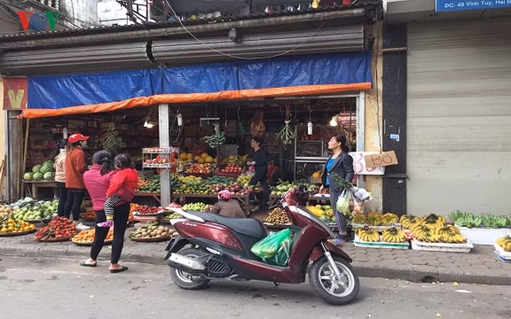 Các cửa hàng hoa quả tấp nập người mua. Giá tăng nhẹ so với ngày thường. Ví dụ: cam 70.000 đồng/kg, xoài xanh 45.000 – 70.000 đồng/kg (tùy loại), xoài cát 60.000 - 80.000 đồng/kg...