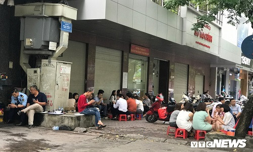 Các hàng trà đá, đặc biệt ở một số con phố lớn như Bà Triêu, Phan Chu Trinh, Lý Thường Kiệt luôn nườm nượp khách vì ở đây có các tòa nhà văn phòng, phục vụ lượng khách lớn là nhân viên công sở.