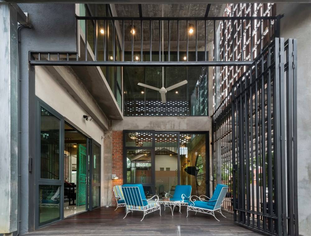 Phòng khách phụ có nét thô mộc nhưng đậm cá tính riêng.