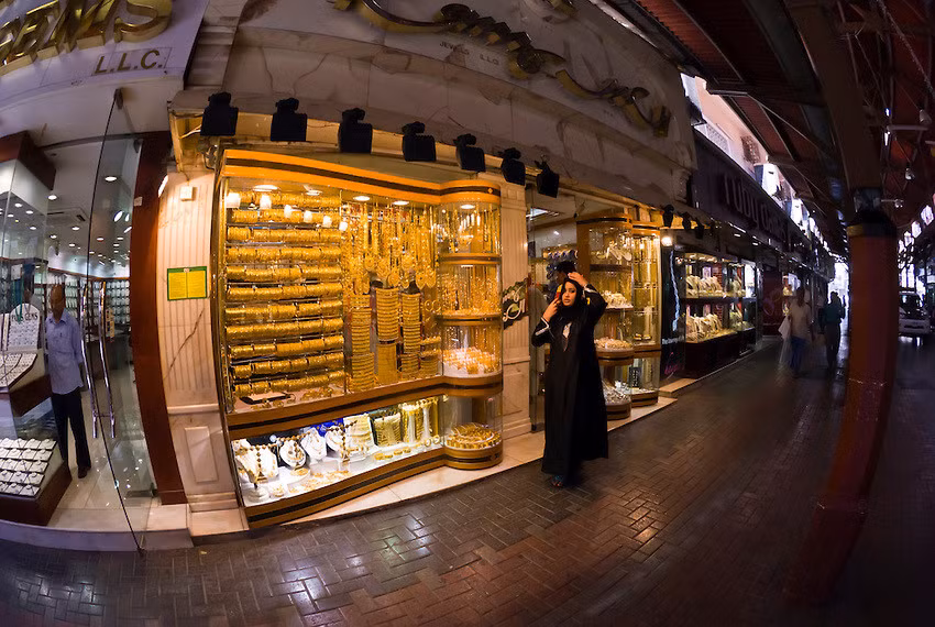 Vàng ở chợ Gold Souk thường là loại 21-24 karat, thấp nhất là 18 karat. Ảnh: Blaine Harrington.