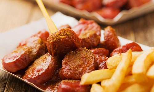 Currywurst từ một món ăn đường phố đã trở thành một biểu tượng văn hóa của người Đức. Ảnh: Getty.