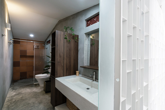 Phòng tắm thiết kế mở đảm bảo sáng sủa. Nguồn ảnh: Quang Dam.