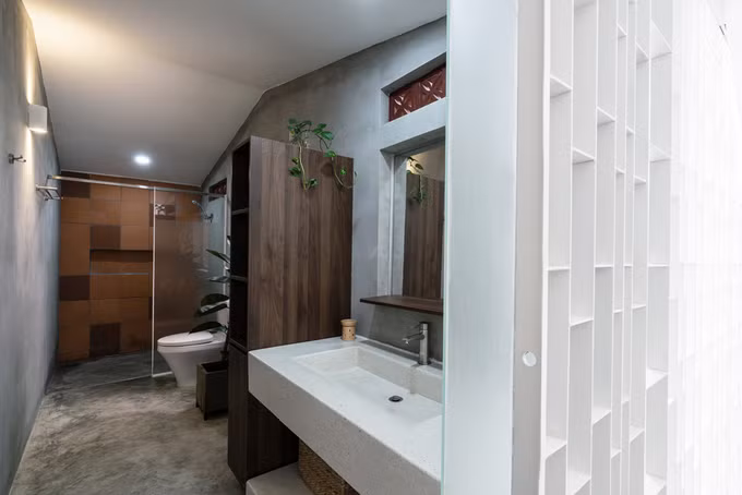 Phòng tắm thiết kế mở đảm bảo sáng sủa. Nguồn ảnh: Quang Dam.