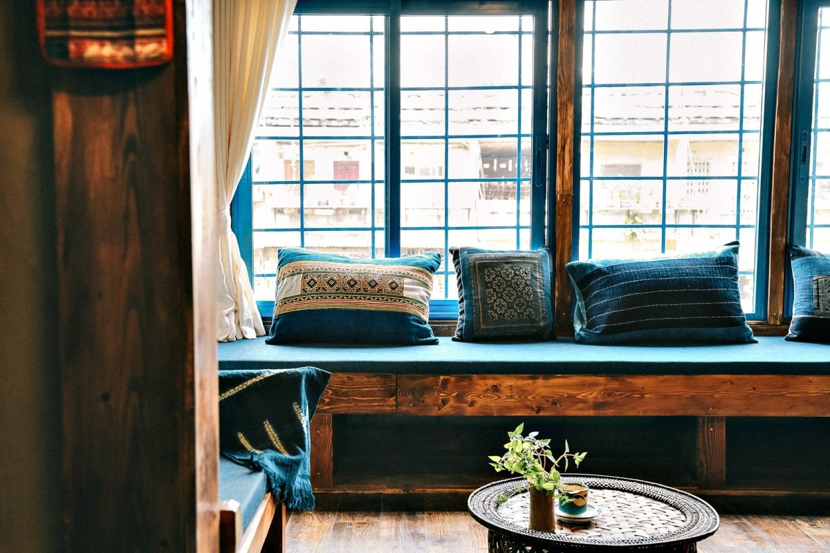 Lấy cảm hứng từ ngôi nhà sàn của đồng bào dân tộc ở Sapa, nội thất chính trong căn hộ được sử dụng là gỗ.