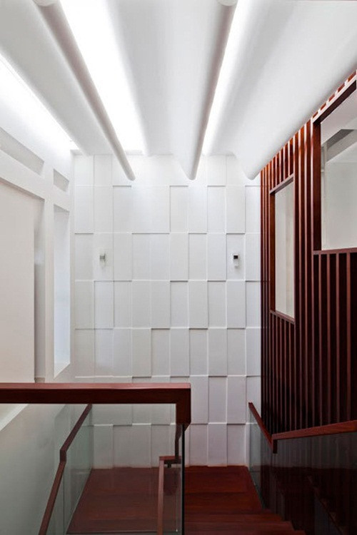 Gió vào nhà qua mặt tiền, sau đó thoát ra ngoài qua hệ lam gần mái kính phía trên giếng trời.