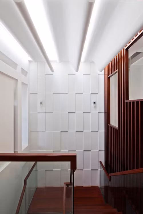 Gió vào nhà qua mặt tiền, sau đó thoát ra ngoài qua hệ lam gần mái kính phía trên giếng trời.