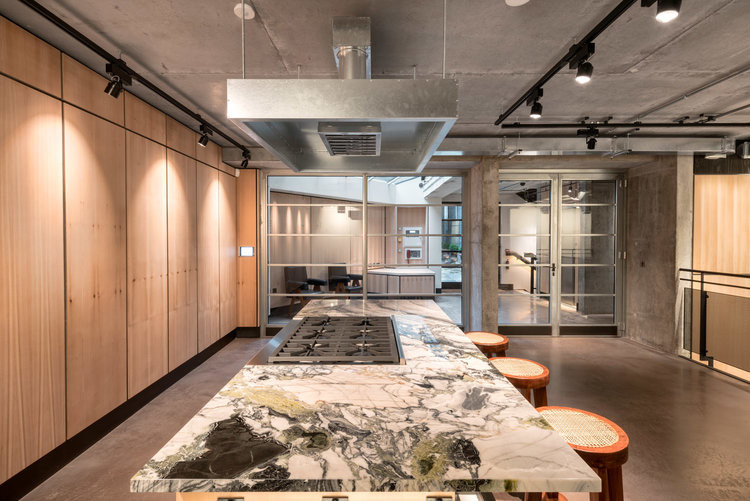 Phòng bếp hiện đại với bàn đá cẩm thạch.