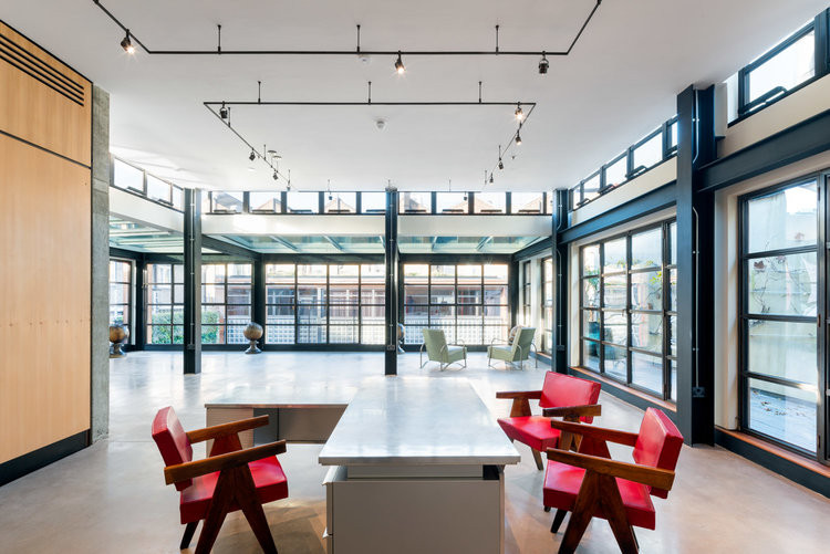 Thiết kế biệt thự giảm tối đa các vách ngăn cho không gian chung rộng rãi.