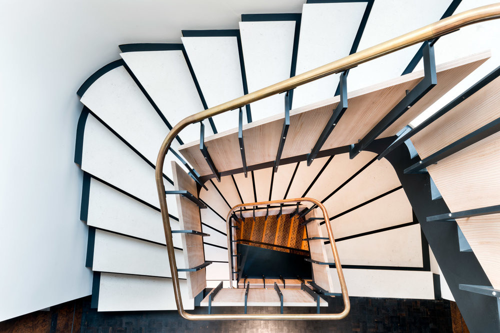 Cầu thang nhìn từ trên cao xuống.