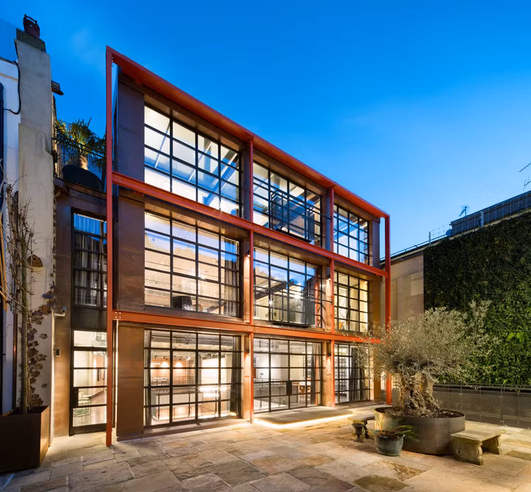 Với việc kết hợp tấm kính lớn trong suốt cùng khối kính vuông mờ ngoài mặt tiền, ngôi nhà vừa mang nét đẹp hiện đại vừa phảng phất nét kín đáo cổ điển.