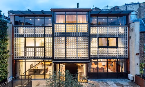 Nằm trên đồi Primrose, phía Tây Bắc, London, Anh ngôi biệt thự mang tên Eglon House ghi dấu ấn bởi kiến trúc đặc biệt.