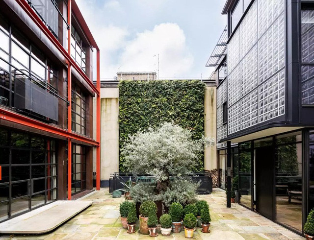 Hai tòa nhà căn biệt thự đặt song song với nhau, kết nối bằng khoảng sân nhỏ ở giữa.