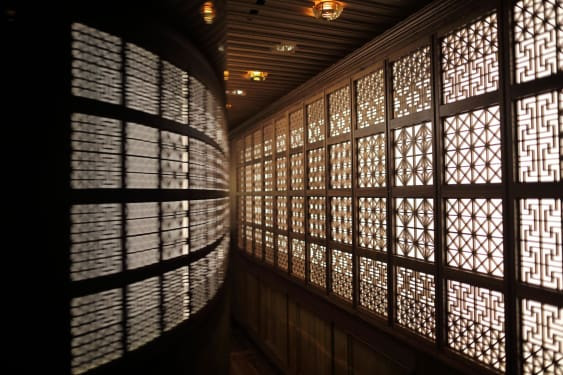 Cửa sổ mắt cáo tinh tế trong phòng khách.