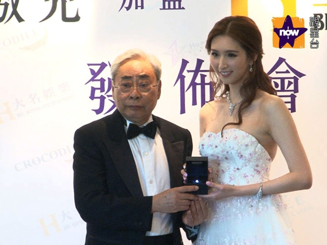 Chia tay bồ trẻ, Hà Ngạo Nhi quay lại với Lâm Kiến Danh. Trong suốt thời gian hẹn hò, diễn viên 8X thường xuyên tham gia các sự kiện trong công ty của người tình. Khi hết hạn hợp đồng với TVB, cô nàng chuyển sang hoạt động dưới trướng công ty của tình già. Trong buổi ký hợp đồng, Hà Ngạo Nhi còn diện một chiếc váy cưới và được bạn trai đáng tuổi bố tặng nhẫn kim cương.