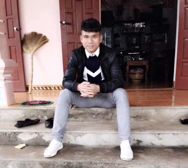 Năm ngoái, bố mẹ Xuân Mạnh vay tiền xây lại nhà. Mạnh dự dịnh, sắp tới nếu có tiền thưởng sẽ gửi về giúp gia đình trả nợ. Ảnh: Tiin.